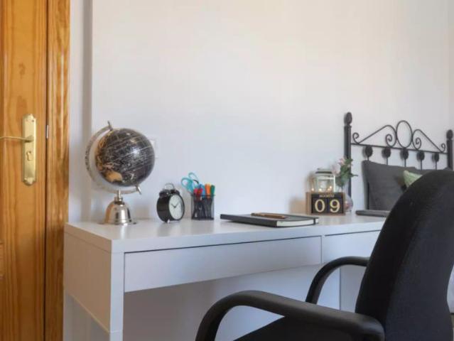 Room in a shared 5 bedroom apartment for rent in Campamento for professionals and students