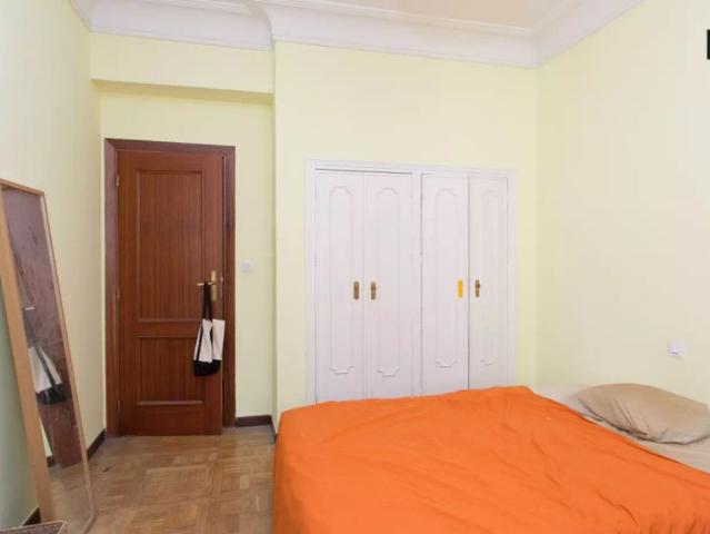 Room in a shared 5 bedroom apartment for rent in Castellana