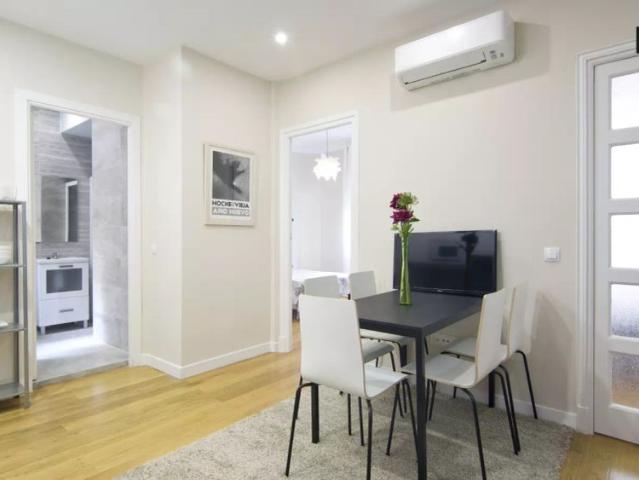 Room in a shared 5 bedroom apartment for rent in Castellana, all bills included