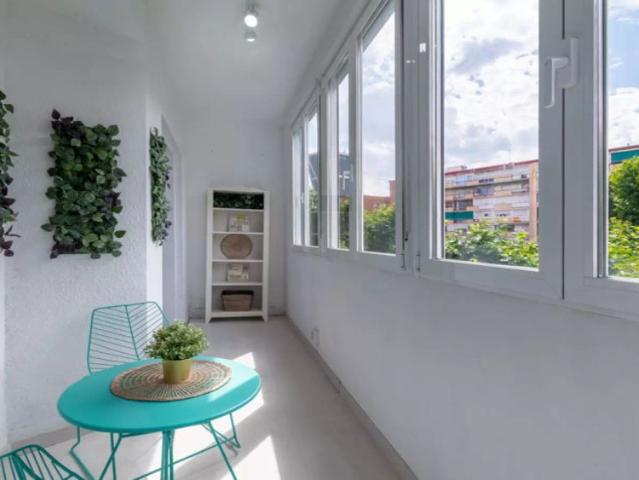 Room in a shared 5 bedroom apartment for rent in Castilla