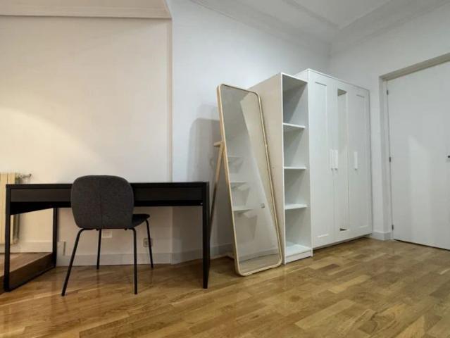 Room in a shared 5 bedroom apartment for rent in Castillejos