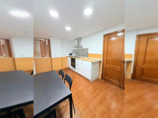 Room in a shared 5 bedroom apartment for rent in Castillejos, professionals and students only