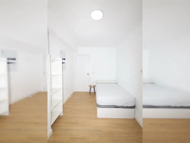 Room in a shared 5 bedroom apartment for rent in Ciutat Jardí