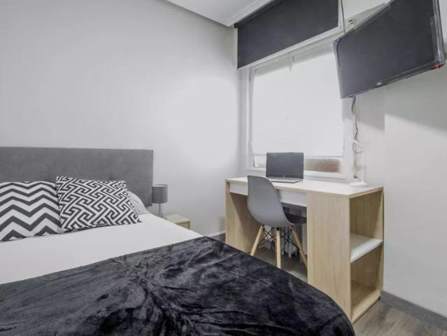 Room in a shared 5 bedroom apartment for rent in Cuatro Caminos, all bills included