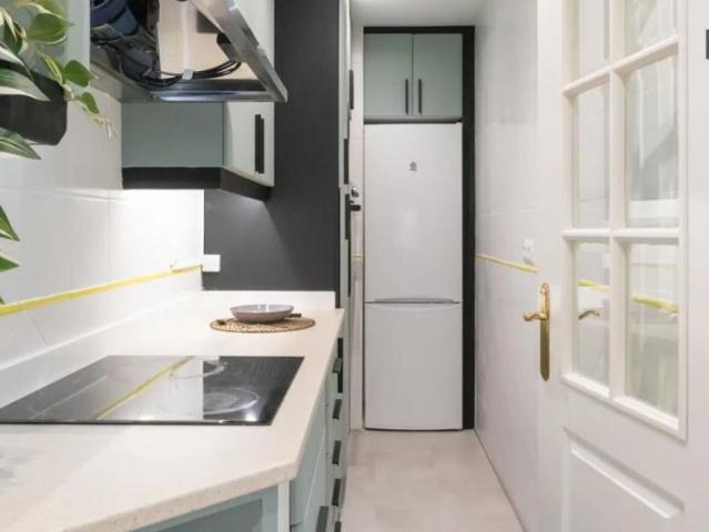 Room in a shared 5 bedroom apartment for rent in Cuatro Caminos, only workers