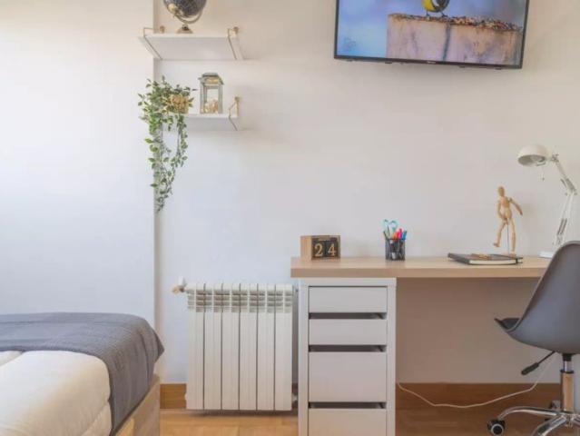 Room in a shared 5 bedroom apartment for rent in Cuatro Caminos, perfect for professionals and students