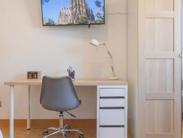 Room in a shared 5 bedroom apartment for rent in Cuatro Caminos, perfect for professionals and students