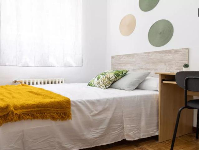 Room in a shared 5 bedroom apartment for rent in Cuatro Caminos, professionals and students allowed