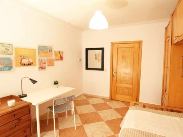 Room in a shared 5 bedroom apartment for rent in Abrantes, professionals and students allowed