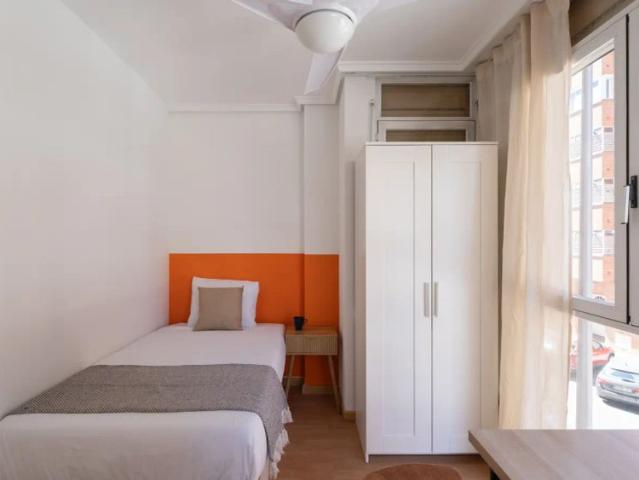 Room in a shared 5 bedroom apartment for rent in Acacias