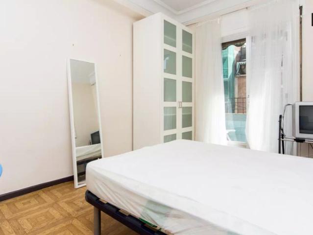 Room in a shared 5 bedroom apartment for rent in Acacias, perfect for professionals and students