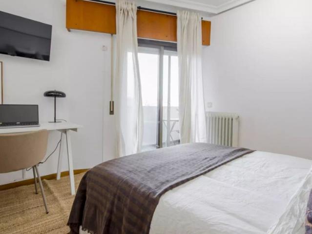 Room in a shared 5 bedroom apartment for rent in Adelfas