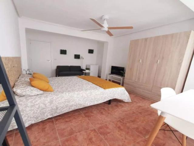 Room in a shared 5 bedroom apartment for rent in Aiora, València