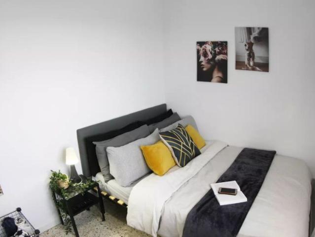 Room in a shared 5 bedroom apartment for rent in Aluche, only Males