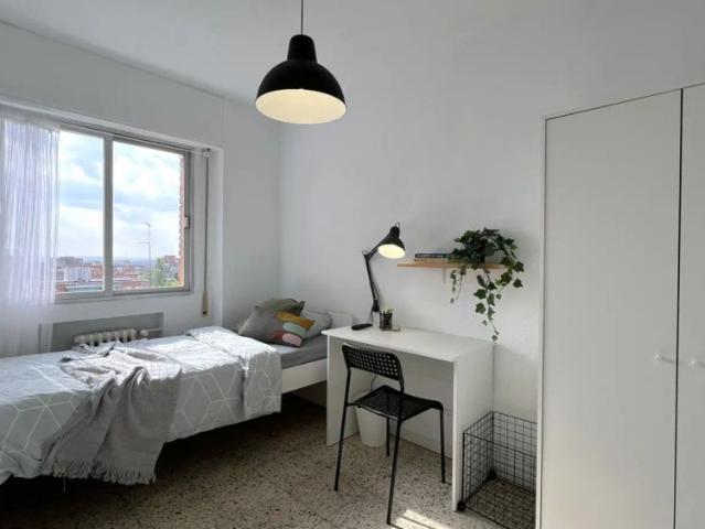 Room in a shared 5 bedroom apartment for rent in Aluche, only Males