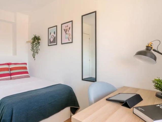 Room in a shared 5 bedroom apartment for rent in Alicante, no smoking, no pets