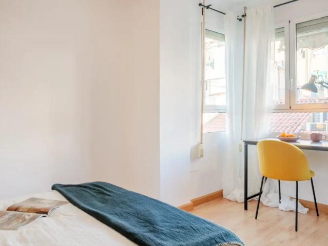 Room in a shared 5 bedroom apartment for rent in Alicante, perfect for professionals and students