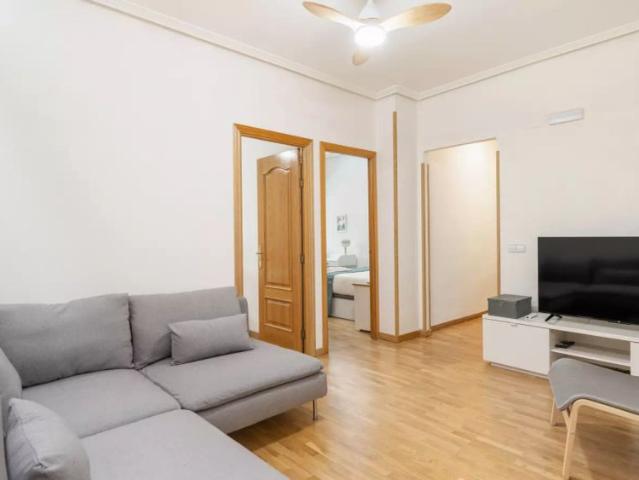 Room in a shared 5 bedroom apartment for rent in Almagro