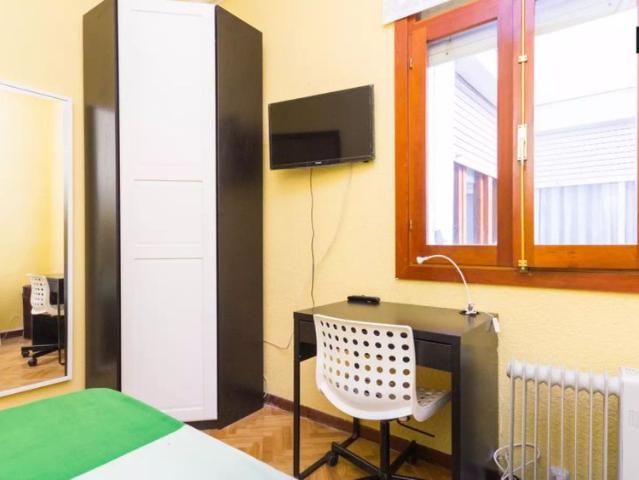 Room in a shared 5 bedroom apartment for rent in Arapiles, professionals and students only