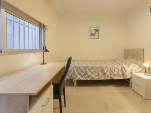 Room in a shared 5 bedroom apartment for rent in Burjassot, all bills included