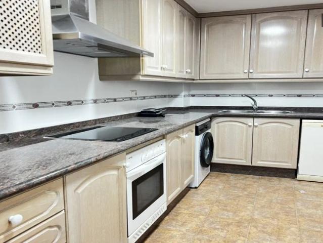 Room in a shared 5 bedroom apartment for rent in Burjassot, professionals only