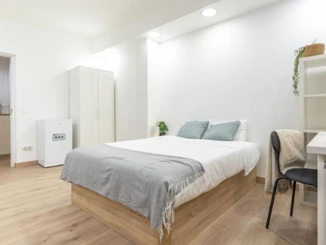 Room in a shared 5 bedroom apartment for rent in Goya