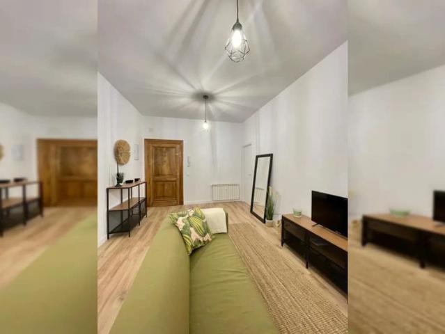 Room in a shared 5 bedroom apartment for rent in Goya