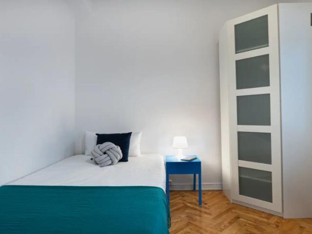 Room in a shared 5 bedroom apartment for rent in Goya, professionals and students only