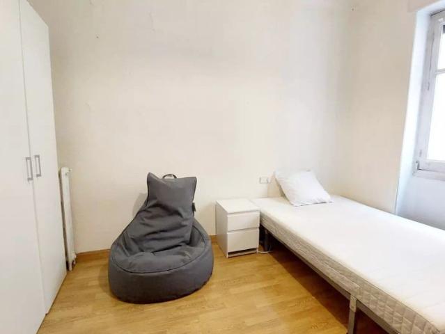 Room in a shared 5 bedroom apartment for rent in Gaztambide, bills included