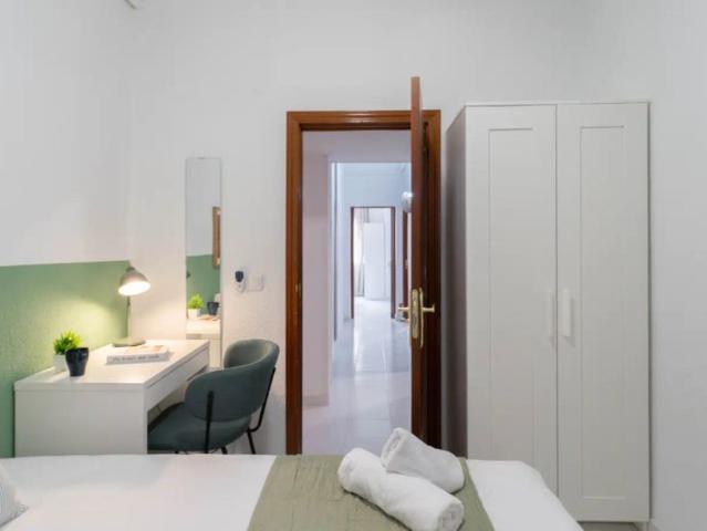 Room in a shared 5 bedroom apartment for rent in Gaztambide, Madrid, all bills included, professionals only