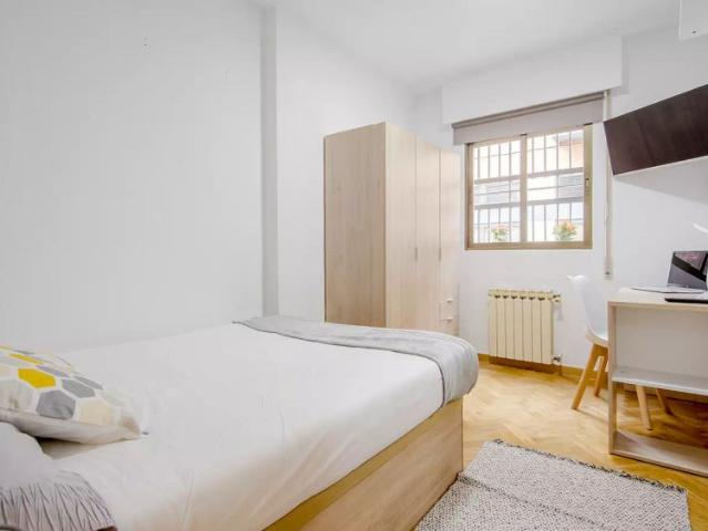 Room in a shared 5 bedroom apartment for rent in Guindalera, all bills included
