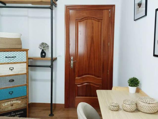 Room in a shared 5 bedroom apartment for rent in Delicias, all bills included