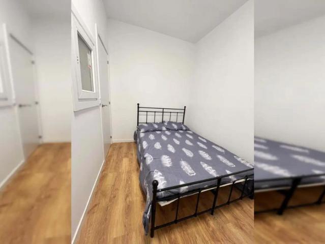 Room in a shared 5 bedroom apartment for rent in Embajadores