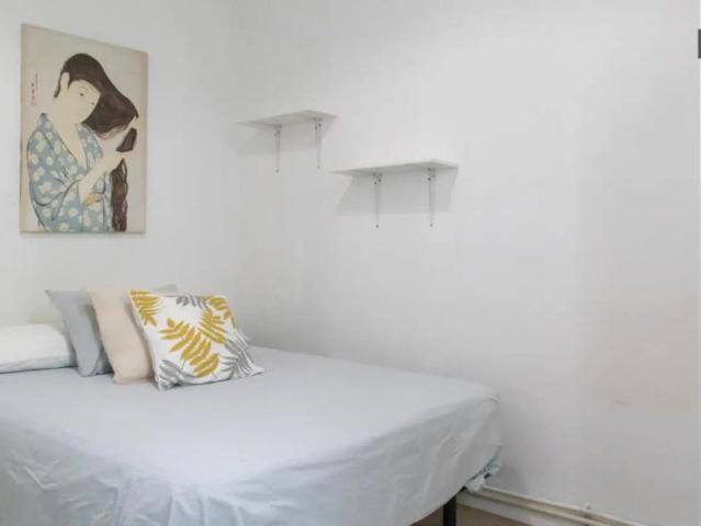 Room in a shared 5 bedroom apartment for rent in Embajadores
