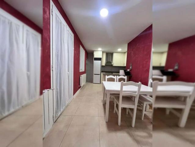 Room in a shared 5 bedroom apartment for rent in Embajadores