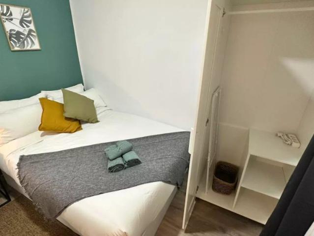 Room in a shared 5 bedroom apartment for rent in Embajadores, all bills included, professionals and students only