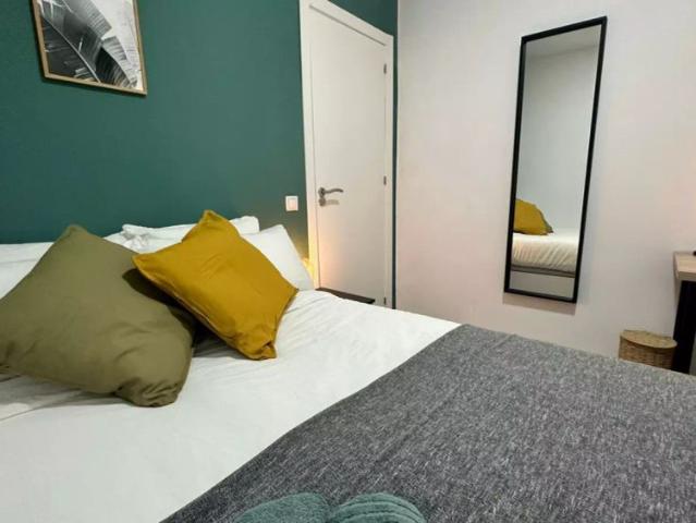 Room in a shared 5 bedroom apartment for rent in Embajadores, all bills included, professionals and students only