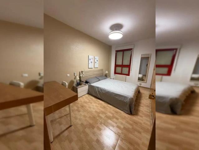 Room in a shared 5 bedroom apartment for rent in Entrevías, professionals and students allowed, no couples