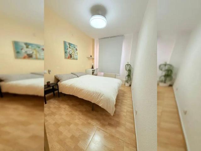 Room in a shared 5 bedroom apartment for rent in Entrevías, professionals and students allowed, no couples