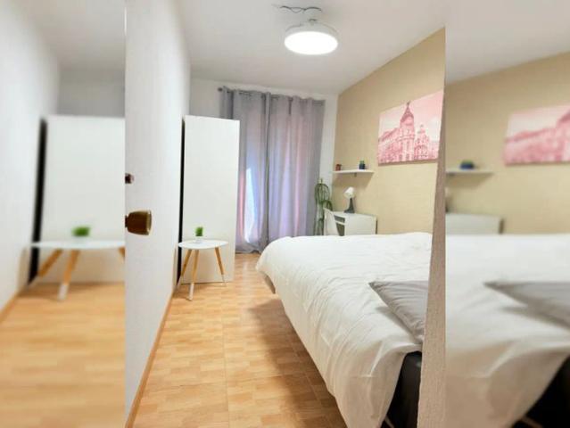 Room in a shared 5 bedroom apartment for rent in Entrevías, professionals and students allowed, no couples