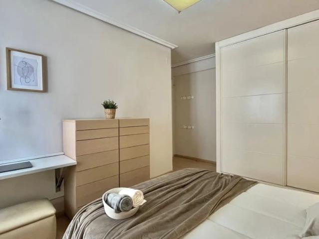Room in a shared 5 bedroom apartment for rent in Ensanche Zabalgunea