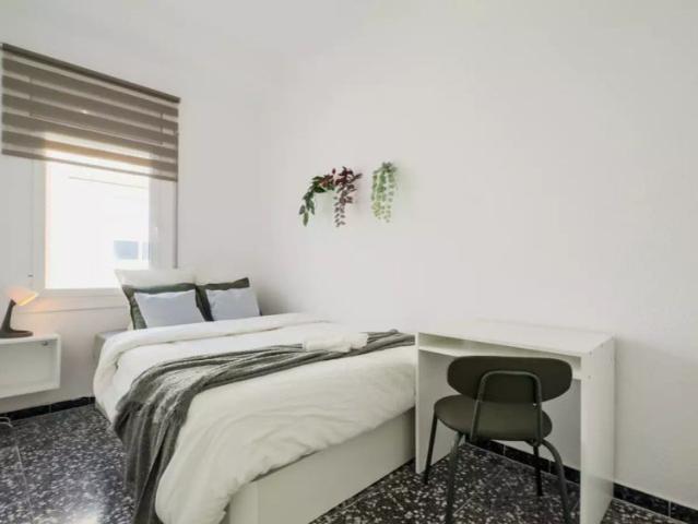 Room in a shared 5 bedroom apartment for rent in El Camp d'en Grassot i Gracia Nova