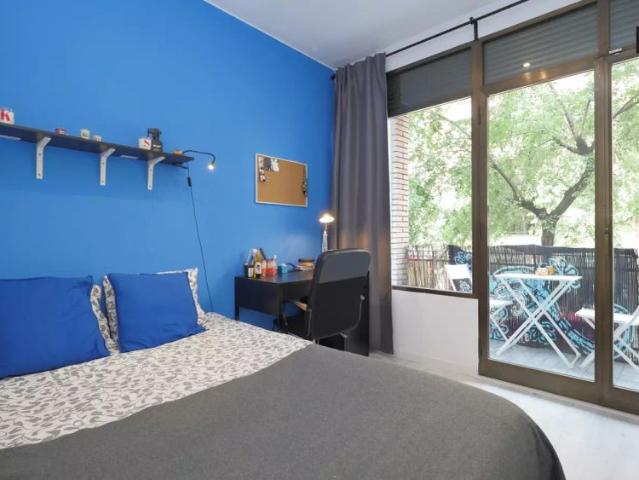 Room in a shared 5 bedroom apartment for rent in el Clot, all bills included