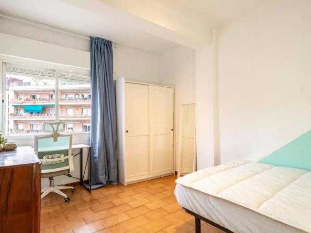 Room in a shared 5 bedroom apartment for rent in el Baix Guinardo, all bills included