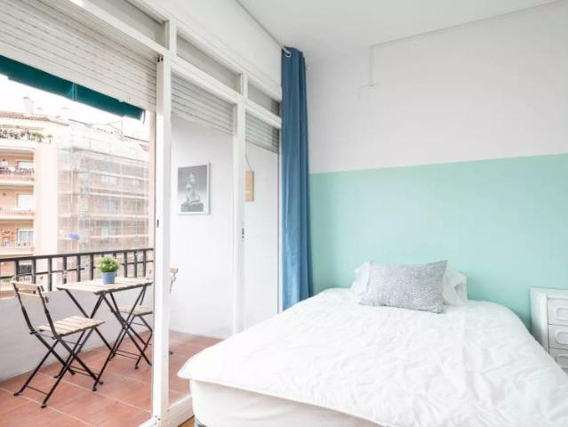 Room in a shared 5 bedroom apartment for rent in el Baix Guinardo, all bills included
