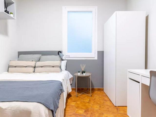 Room in a shared 5 bedroom apartment for rent in El Baix Guinardó, all bills included