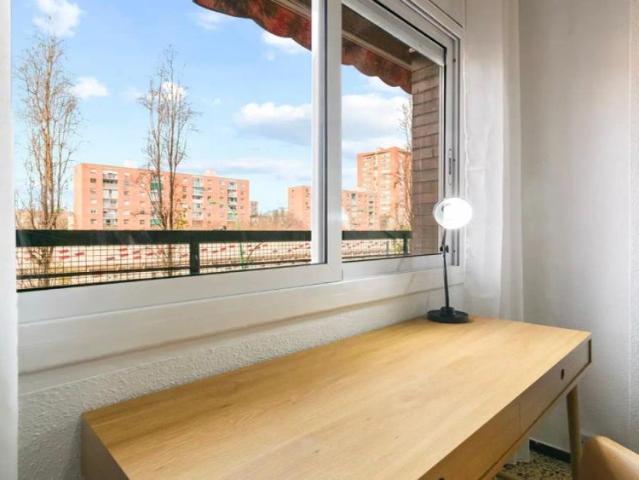 Room in a shared 5 bedroom apartment for rent in el Besòs i el Maresme, perfect for professionals and students