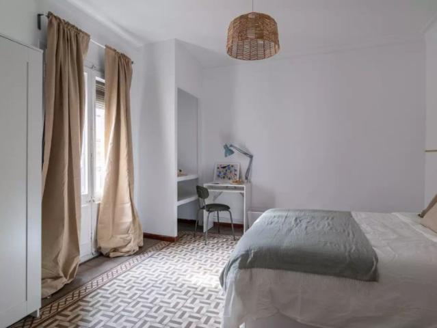 Room in a shared 5 bedroom apartment for rent in El Gòtic