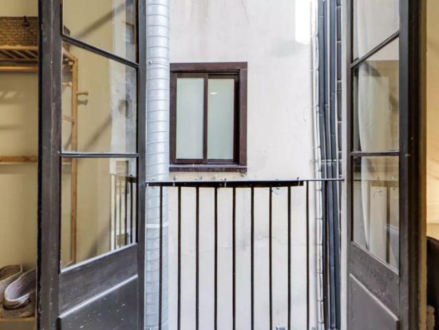 Room in a shared 5 bedroom apartment for rent in El Gotic