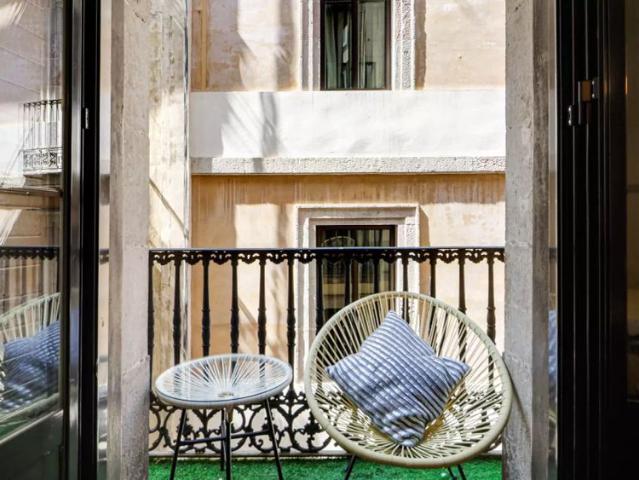 Room in a shared 5 bedroom apartment for rent in El Gòtic